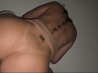 El cu&ntilde_ado entra en la madrugada a mi habitaci&oacute_n para follar